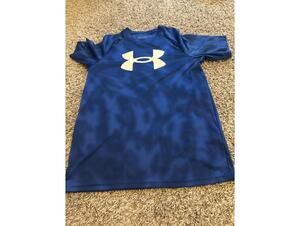 Boys Under Armour YXL Blue Loose Fit Athletic Shirt